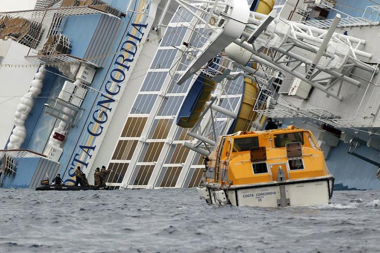 REDNINGSARBEJDE. 21 personer er fortsat savnet efter, at 'Costa Concordia' forliste for en uge siden. 