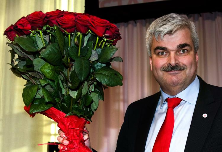 Udskældt. Håkan Juholt kan stadig kalde sig formand for de svenske socialdemokrater efter krisemøder i dag og i går. 