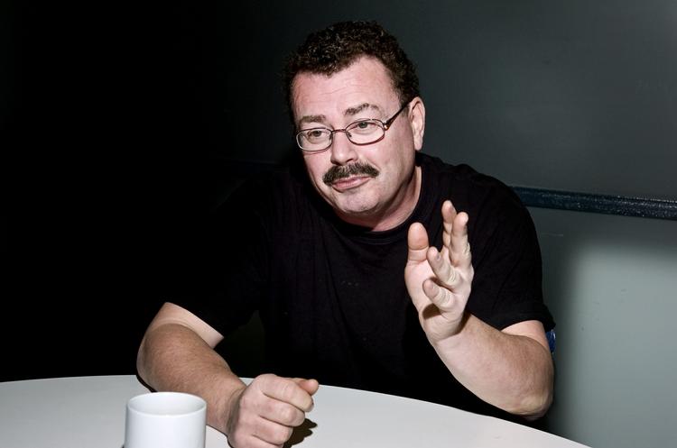 krav. Enhedslisten vil have en finanspagt til afstemning i Danmark. Bliver den vedtaget, mister Danmark sin suverænitet, mener Per Clausen fra Enhedslisten: »Regeringen overvejer, om Danmark skal acceptere at blive idømt bøder for sin budgetlov«, siger han. 