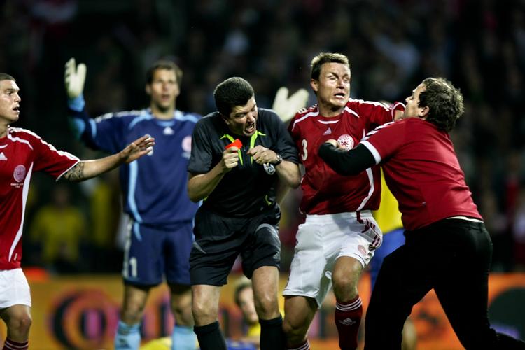 Baneløber. Sådan så det ud, da den danske fodboldfan med for mange øl indenbords så sig gevaldig sur på dommeren under en kamp mod Sverige. 