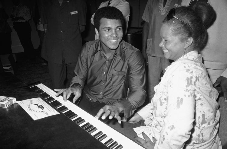 Stjerner. Etta James fik mulighed for at 'jamme' lidt med bokselegenden Muhammed Ali. 