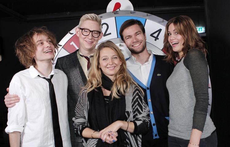 Værter. Da DR Mama havde premiere på tv, radio og net 21. september sidste år, var smilene større, end seertallene er i dag. De fem Mama-værter er Jacob Hinchely, Emil Thorup, Sara Frost, Thomas Skov Gaardsvig og Camille Lange. 