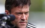 Afskrækkelse. Lars Behrendt forventer, at tilskuerne i Parken vil afholde sig fra at gøre Ronni Nørvig kunsten efter og løbe på banen i Parken. 