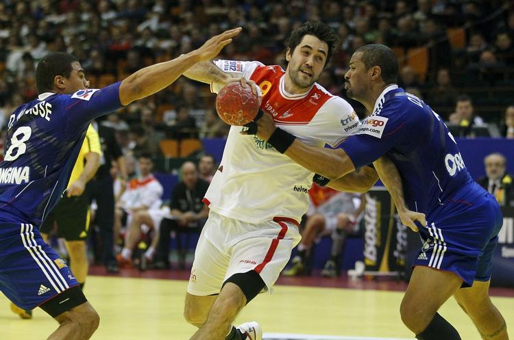 Kvaler. Franskmændene har haft problemer ved EM - også her mod Spanien, der vandt 29-26. 