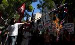 Strid. Argentinske demonstranter brændte idag Storbritanniens flag af foran landets ambassade i Buenos Aires. 
