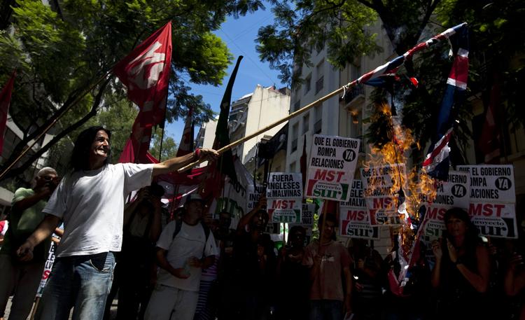 Strid. Argentinske demonstranter brændte idag Storbritanniens flag af foran landets ambassade i Buenos Aires. 