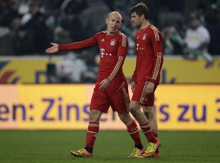 Nederlag. Bayern Münchens Arjen Robben og Thomas Müller diskuterer under nederlaget til Borussia Mönchengladbach. 