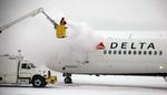 Snefald. Hundereder af flyvning i USA er aflyst på grund af voldsomt snevejr og isregn. 