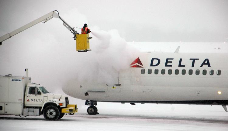 Snefald. Hundereder af flyvning i USA er aflyst på grund af voldsomt snevejr og isregn. 