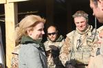 Helmand. Helle Thorning-Schmidt har besøgt de danske Afghanistansoldater i denne uge. Nu er to af de udsendte blevet såret af skud under en helikopterflyvning. 
