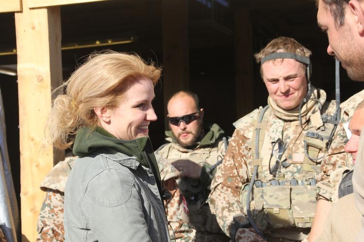 Helmand. Helle Thorning-Schmidt har besøgt de danske Afghanistansoldater i denne uge. Nu er to af de udsendte blevet såret af skud under en helikopterflyvning. 