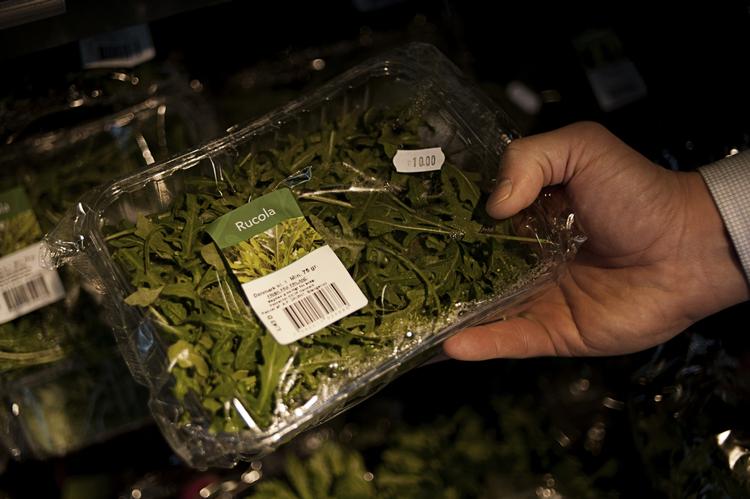 Friskt. Hvis du smider rucolasalaten ud, når den når udløbsdatoen på emballagen, så er du sandsynligvis højtlønnet, viser en ny undersøgelse. 