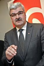 Afgang. Håkan Juholt oplyser på et pressemøde i Oskarshamn, at han ikke længere ønsker at være de svenske socialdemokraters formand. 