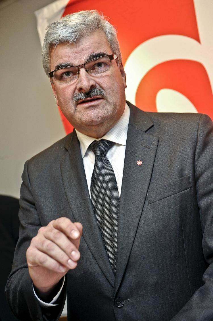 Afgang. Håkan Juholt oplyser på et pressemøde i Oskarshamn, at han ikke længere ønsker at være de svenske socialdemokraters formand. 