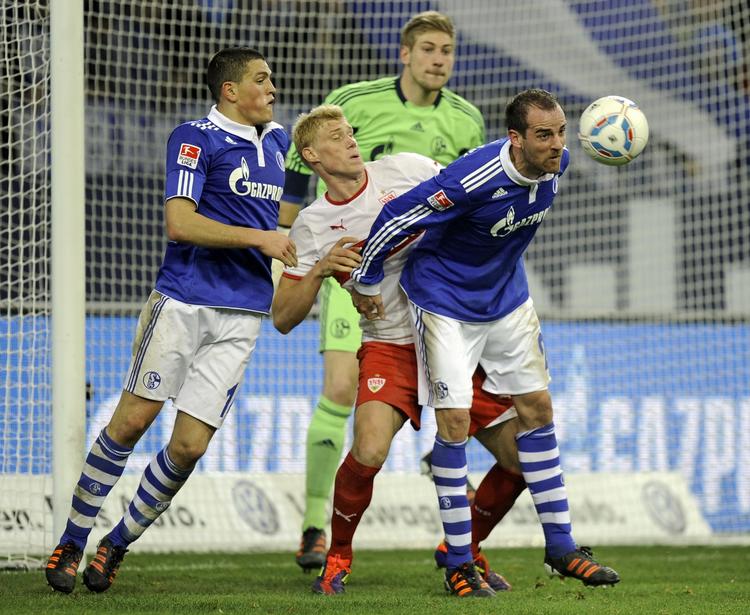 tophold. Efter Bayern Münchens nederlag udnyttede Schalke 04 i dag muligheden for at øge spændingen i toppen. 