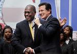 Bizart. Stephen Colbert (th.) sammen med den detroniserede præsidentkandidat Herman Cain. 