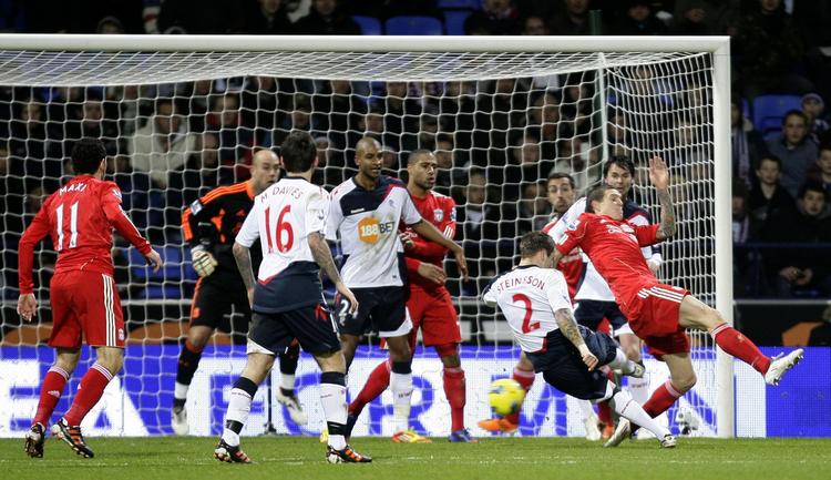 Mål. Bolton Wanderers' Gretar Steinsson (nederst til højre) scorer mod Liverpool. 
