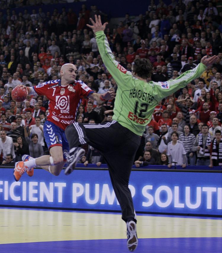 AFGØRENDE. En sen afbrænder af Ivan Nikcevic, som den fremragende tyske målmand Silvio Heinevetter havde læst, kostede den serbiske sejr, som Danmark havde brug for. 