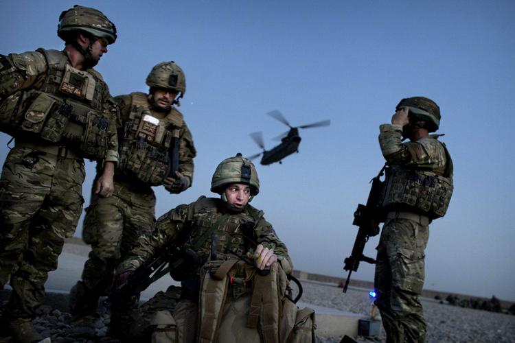 Mission. Danske soldater har løsnet mange skud i Afghanistan. Nu fortæller veteraner, at også feltpræster deltager aktivt, hvis en dansk lejr er under angreb. 