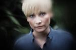vækst. Kristina Nya Glaffey er uddannet fra forfatterskolen i 2005 og debuterede i 2007 med prosasamlingen 'Lykkejægere'. 