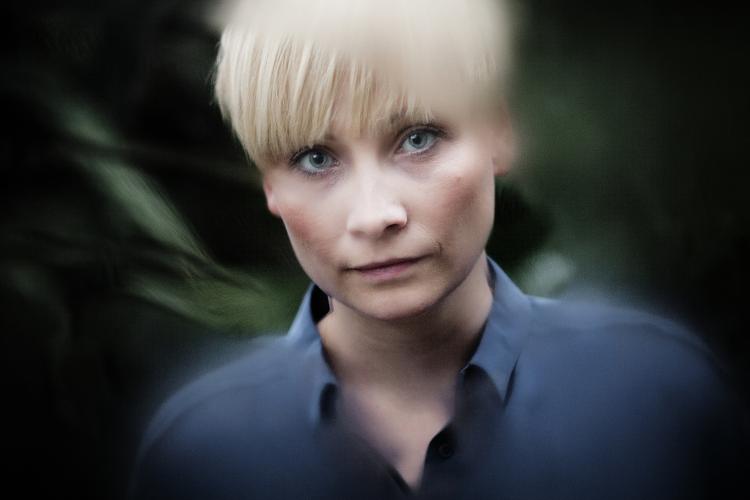 vækst. Kristina Nya Glaffey er uddannet fra forfatterskolen i 2005 og debuterede i 2007 med prosasamlingen 'Lykkejægere'. 