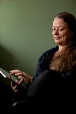 MERETEmail. Merete Pryds Helle udfordrer medier og genrer. Aktuelt med mailromanen ’Kære Mai’. 