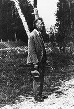 Fodtur. Robert Walser i sin elskede natur, hvor han vandrede lange ture i al slags vejr. Ofte med den noget yngre forfatterkollega Carl Seelig.