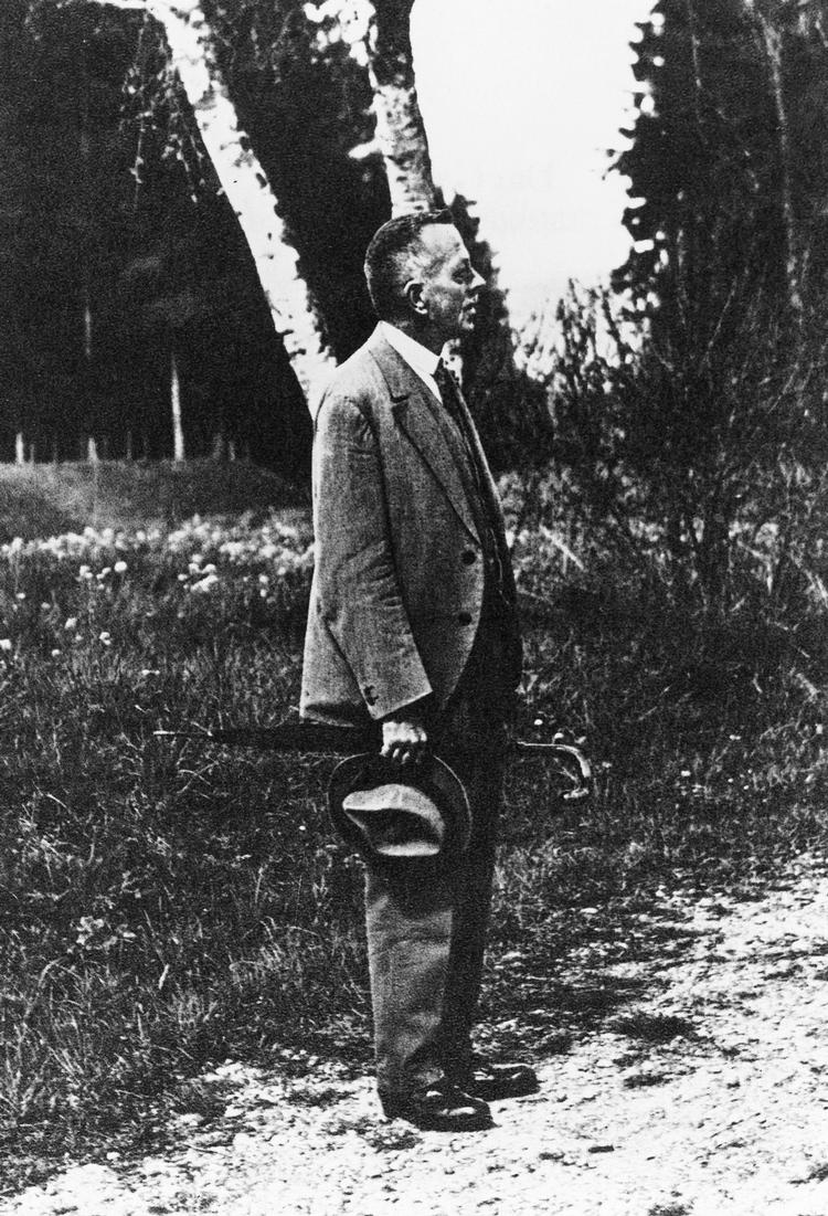 Fodtur. Robert Walser i sin elskede natur, hvor han vandrede lange ture i al slags vejr. Ofte med den noget yngre forfatterkollega Carl Seelig.
