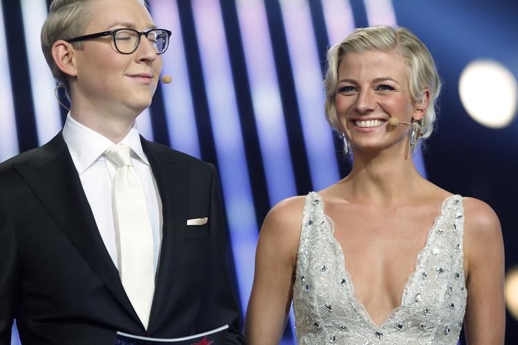 Gakkede. Værterne Emil Nyløkke Thorup og Louise Wolff spillede på blokfløjte og viste drukbilleder fra en bytur imellem sangene. »Der er mange, der synes, det var sjovt. Og grandprixet er ikke hvad det var engang, og det skal det heller ikke være. Man skal på den anden side heller ikke kun lave et program for de unge, man skal ramme bredt, og det synes jeg, værterne gjorde«, siger formand for melodigrandprix-fans. 