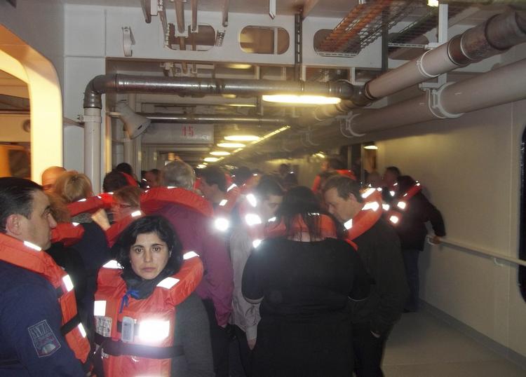 Evakuering. Passagerer blev evakueret fra 'Costa Concordia', efter krydstogtskibet ramte et skær tæt ved land. Nu kan passagererne få rabat på fremtidige krydstogter, siger rederiet. Billedet er taget af en passager på båden. 