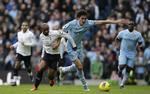 Nærkamp. Citys Savic (t.h.) uddelte en gave til Defoe (t.h.) - og så kom Tottenham tilbage i opgøret, som City afgjorde i det 94. minut. 