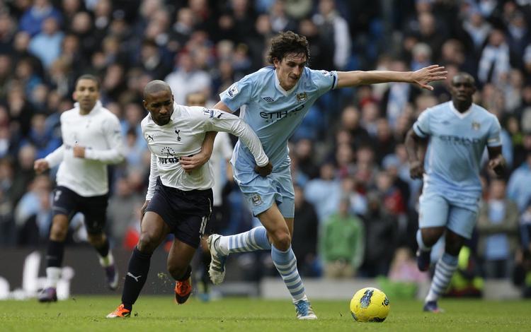 Nærkamp. Citys Savic (t.h.) uddelte en gave til Defoe (t.h.) - og så kom Tottenham tilbage i opgøret, som City afgjorde i det 94. minut. 