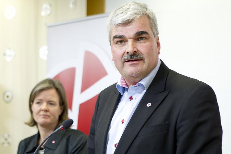 Eksformand. Håkan Juholt tog i går sin afsked med Socialdemokraterna. Bag ham står Carin Jämtin, der er midlertidig formand. Hun vil dog ikke kandidere til posten, og det er hun ikke ene om. 