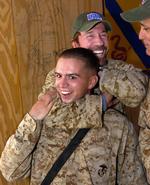 Politisk. Action-stjernen Chuck Norris (bagerst) har flere gange besøgt de amerikanske tropper i Mellemøsten. Han har støttet Mike Huckerbees forsøg på at bliver republikansk præsidentkandidat i 2008 - Nu står han bag Newt Gingrich. 