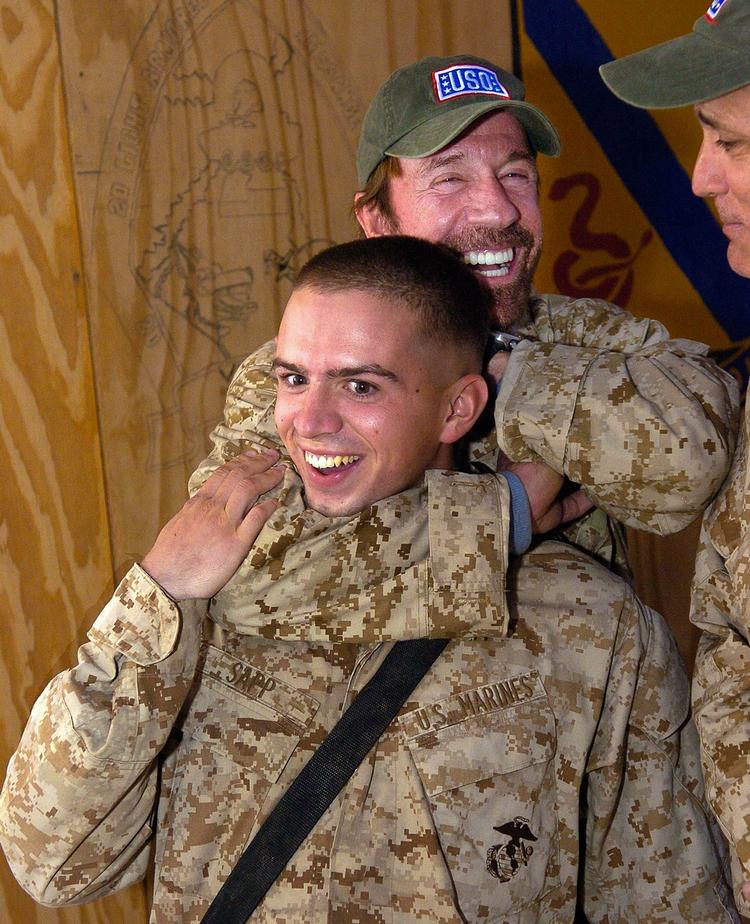 Politisk. Action-stjernen Chuck Norris (bagerst) har flere gange besøgt de amerikanske tropper i Mellemøsten. Han har støttet Mike Huckerbees forsøg på at bliver republikansk præsidentkandidat i 2008 - Nu står han bag Newt Gingrich. 