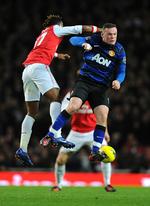 Duel. Arsenal's Alex Song (tv) støder sammen med Manchester United's Wayne Rooney. 