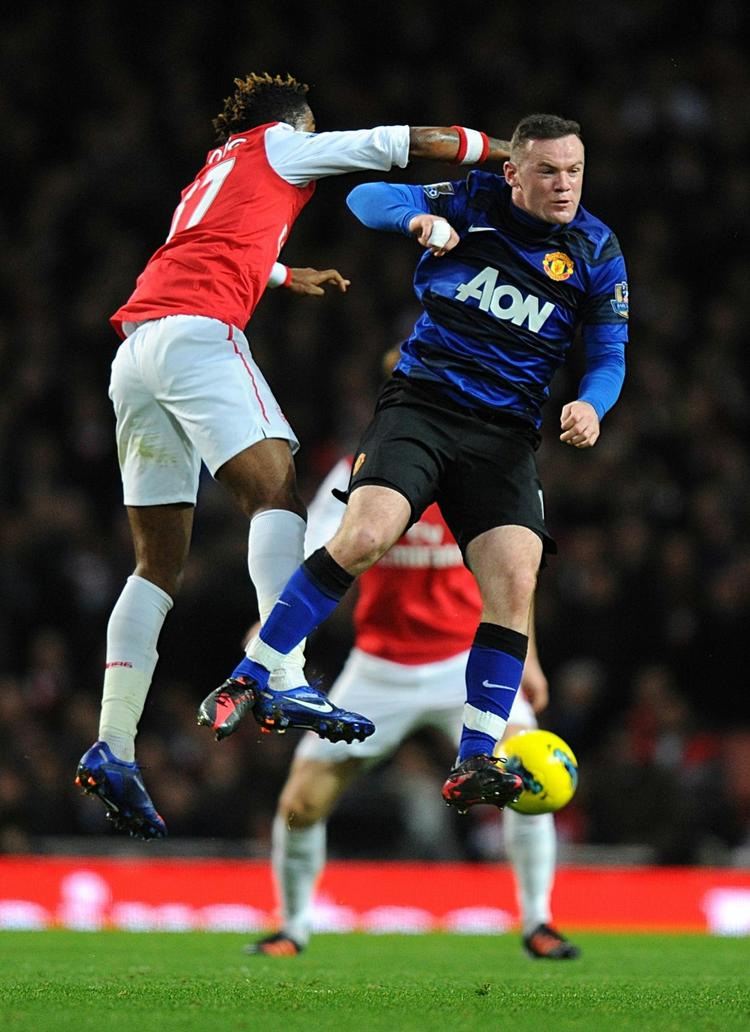Duel. Arsenal's Alex Song (tv) støder sammen med Manchester United's Wayne Rooney. 