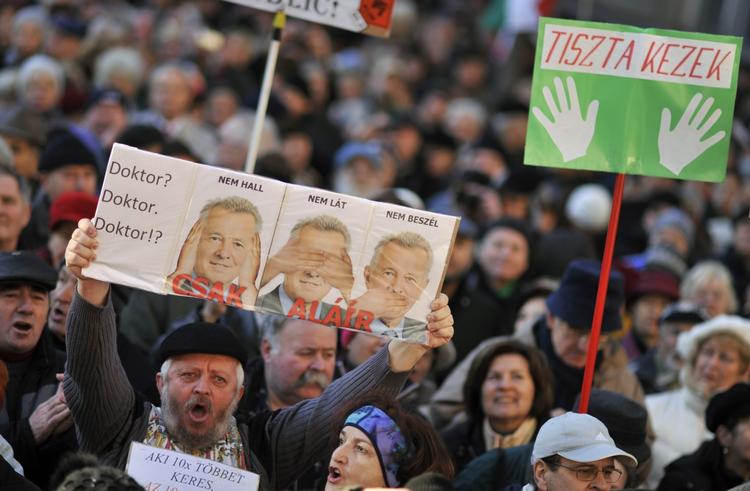 Protest. Demonstranterne marcherede med plakater, der bar budskaber såsom 'ned med censur'. 