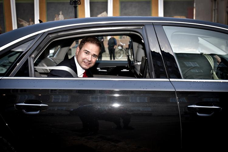 Benzinsluger. Europaminister Nicolai Wammen fotograferet da han sidste år kørte til dronningen for at blive præsenteret som ny minister. I dag kører han i en Mercedes-Benz S320 L CDI, som kører sølle godt 11 kilometer på en liter. 