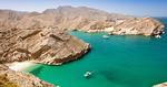OVERRASKELSE. Oman er ikke blot beduiner og brandvarme ørkener. Du kan også bade i turkisblå bølger. 