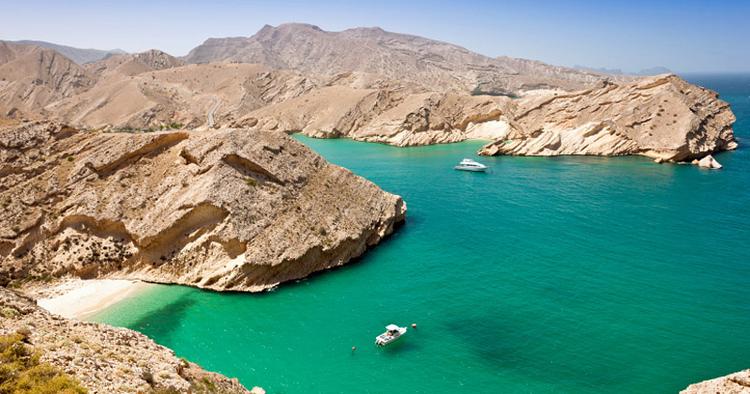 OVERRASKELSE. Oman er ikke blot beduiner og brandvarme ørkener. Du kan også bade i turkisblå bølger. 