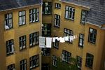 RENT TØJ. De fleste tror fejlagtigt, at beskidt tøj kræver varmt vand for at blive rent, men faktisk er 20 grader nok. 