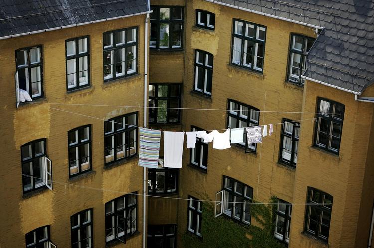 RENT TØJ. De fleste tror fejlagtigt, at beskidt tøj kræver varmt vand for at blive rent, men faktisk er 20 grader nok. 