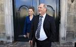 Miljøsynder. Carsten Hansen har den største benzinsluger af alle ministre. Sølle 7,6 kilometer kører hans VW Phaeton på literen. Mette Frederiksen kører dobbelt så langt i sin Audi A8 3.0 TDI. 
