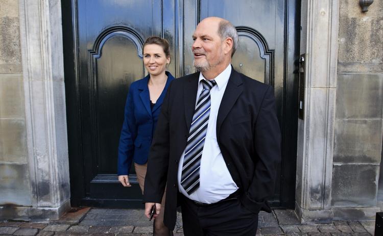 Miljøsynder. Carsten Hansen har den største benzinsluger af alle ministre. Sølle 7,6 kilometer kører hans VW Phaeton på literen. Mette Frederiksen kører dobbelt så langt i sin Audi A8 3.0 TDI. 