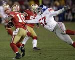 Angreb! San Francisco 49ers Kyle Williams (10) bliver udsat for en flyvende tackling af New York Giants' Jacquian Williams. 