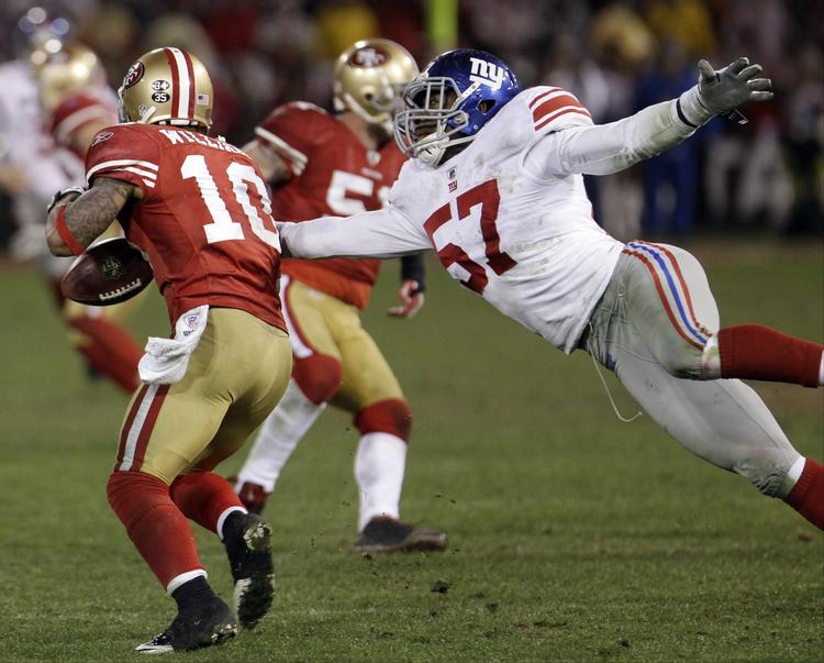 Angreb! San Francisco 49ers Kyle Williams (10) bliver udsat for en flyvende tackling af New York Giants' Jacquian Williams. 