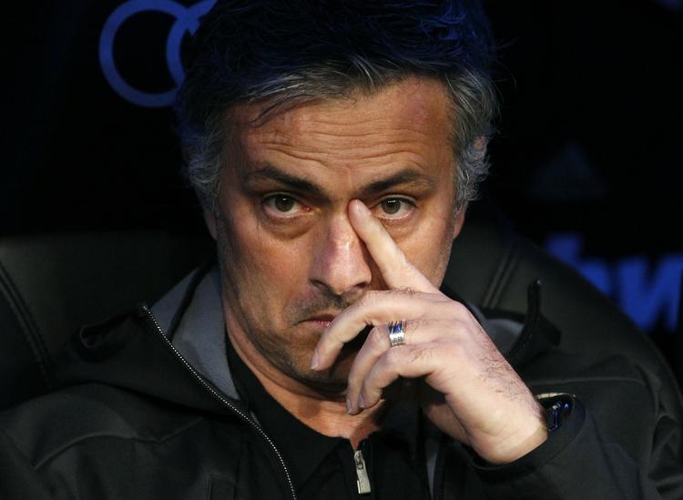 Buuuh. José Mourinho tager Madrid-publikummets verbale overfald med ro. 
