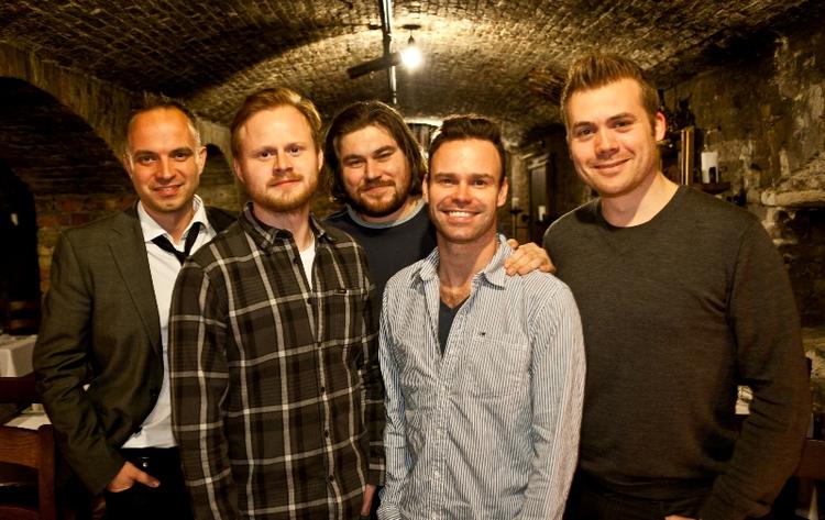 Genforening. Producent Ronnie Fridthjof, komikerne/skuespillerne Jonatan Spang, Rasmus Bjerg og Mick Øgendahl samt instruktør Rasmus Heide er klar til endnu en omgang halvkriminelle løjer. 