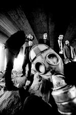 Skræmmende. Kaizers Orchestra  insisterer på at være anderledes - blandt andet ved at synge på Brynedialekt fra det sydvestlige Norge. 